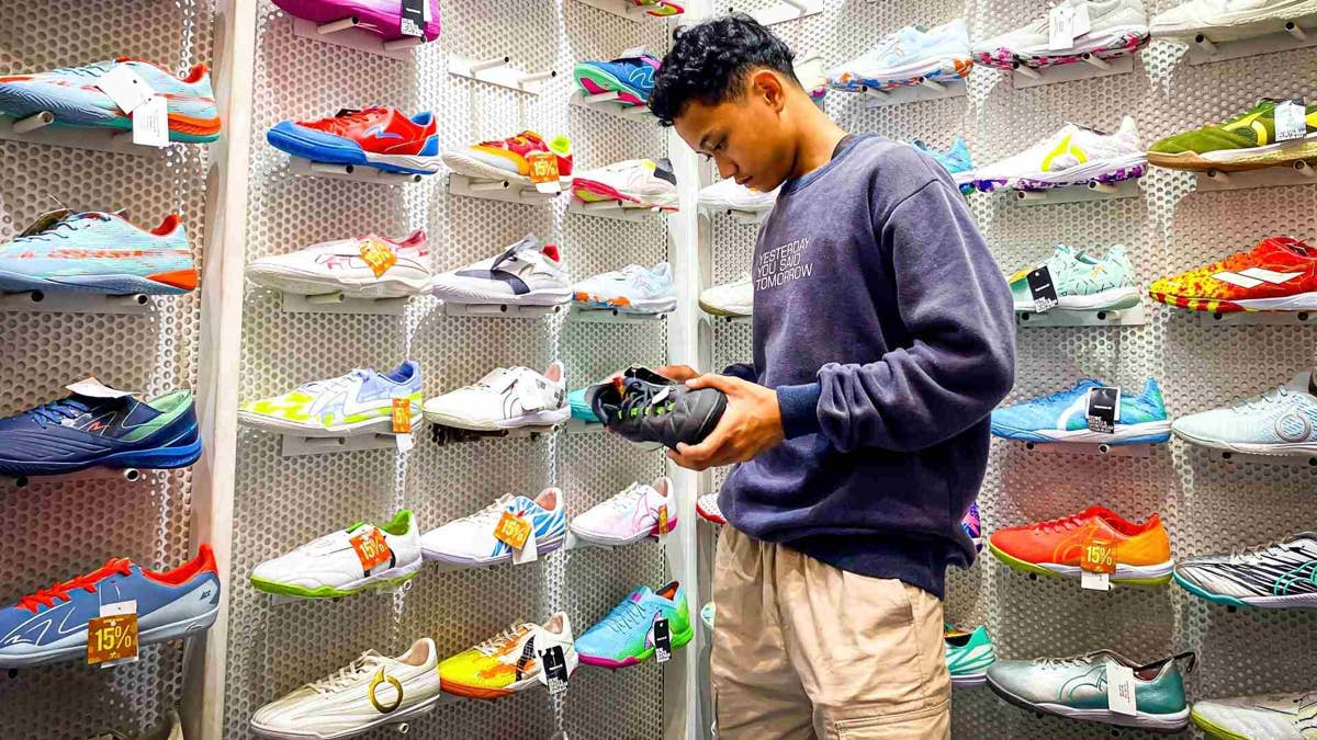 Footwear chain shutters more than 150 stores as mall traffic shifts