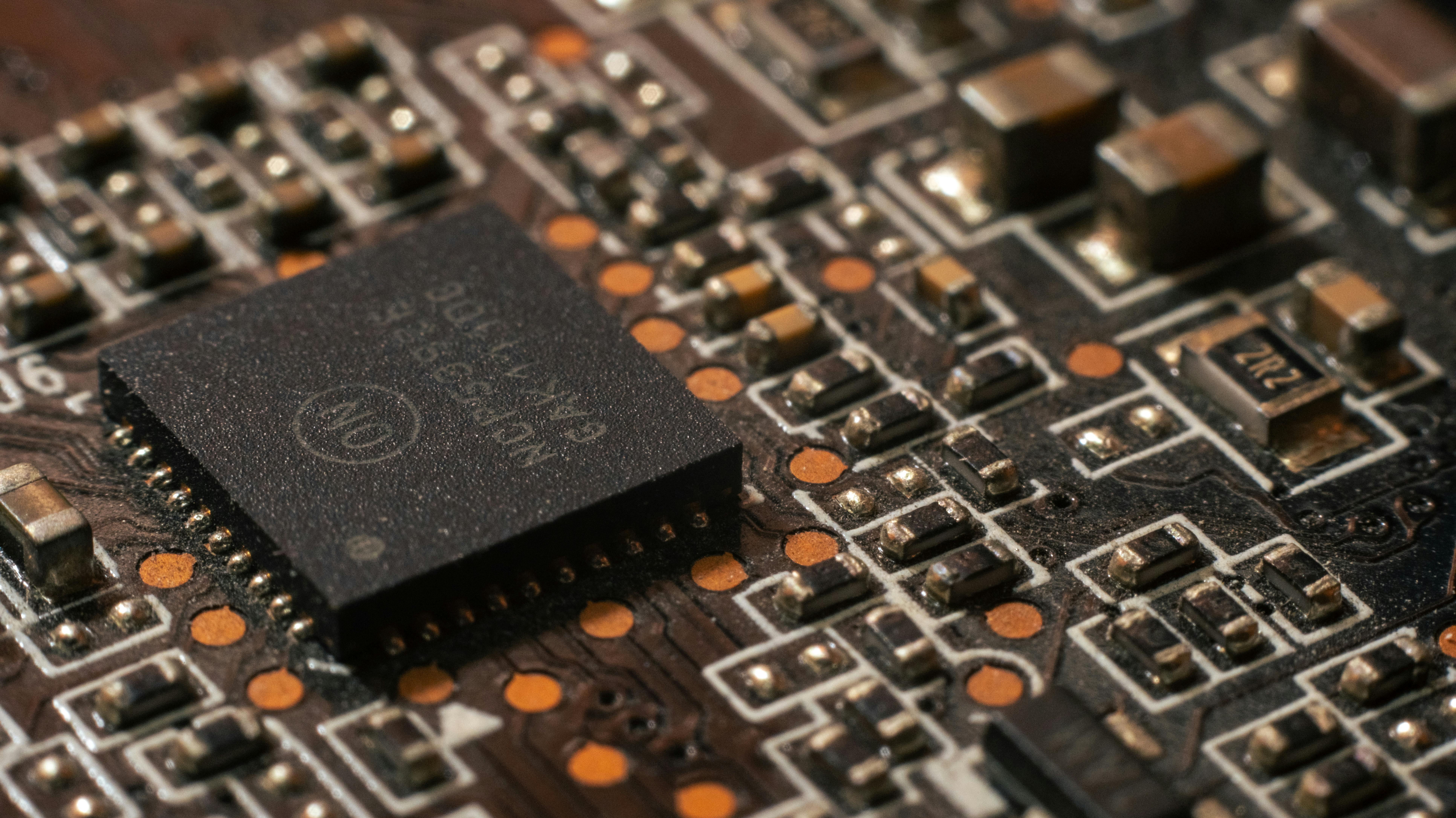Fast Nondestructive Readout for High-Clock-Rate Atom Array Quantum Processor